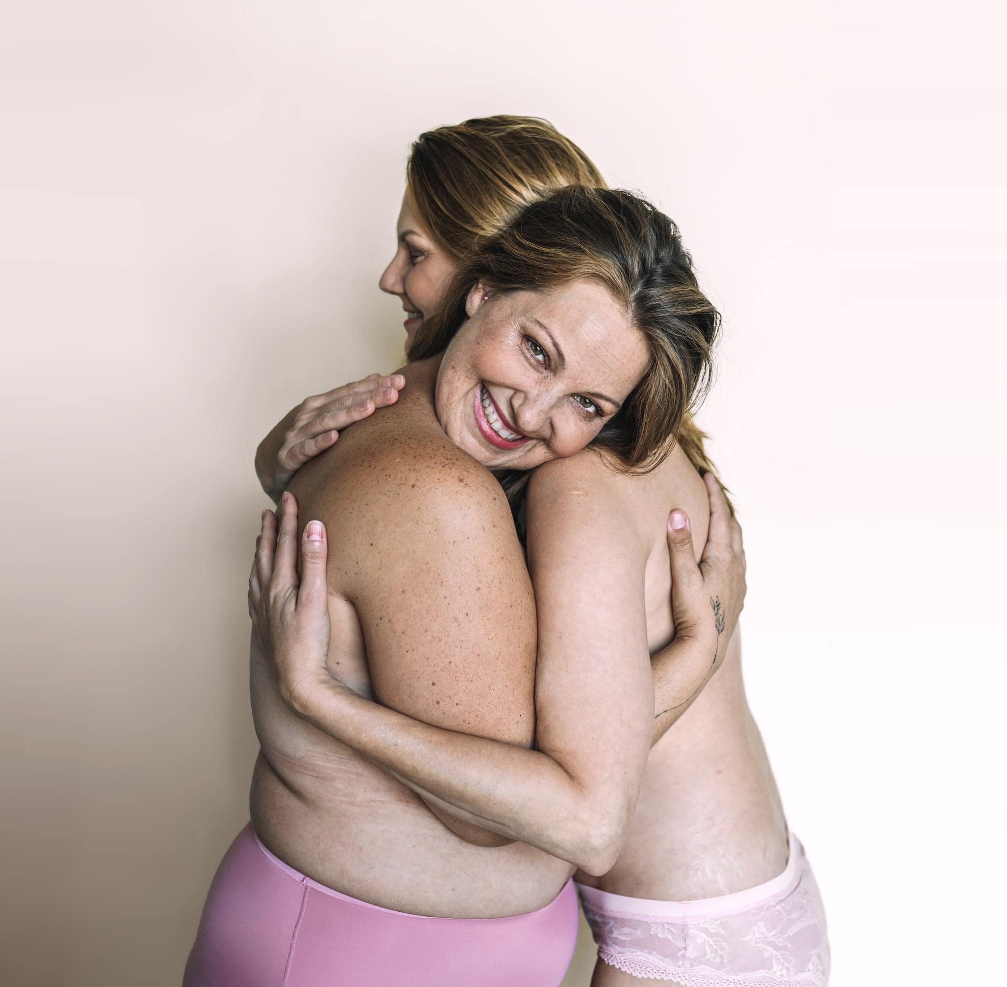 Reálné a ohromující fotografie 5 žen s rakovinou prsu v říjnovém čísle Heroine