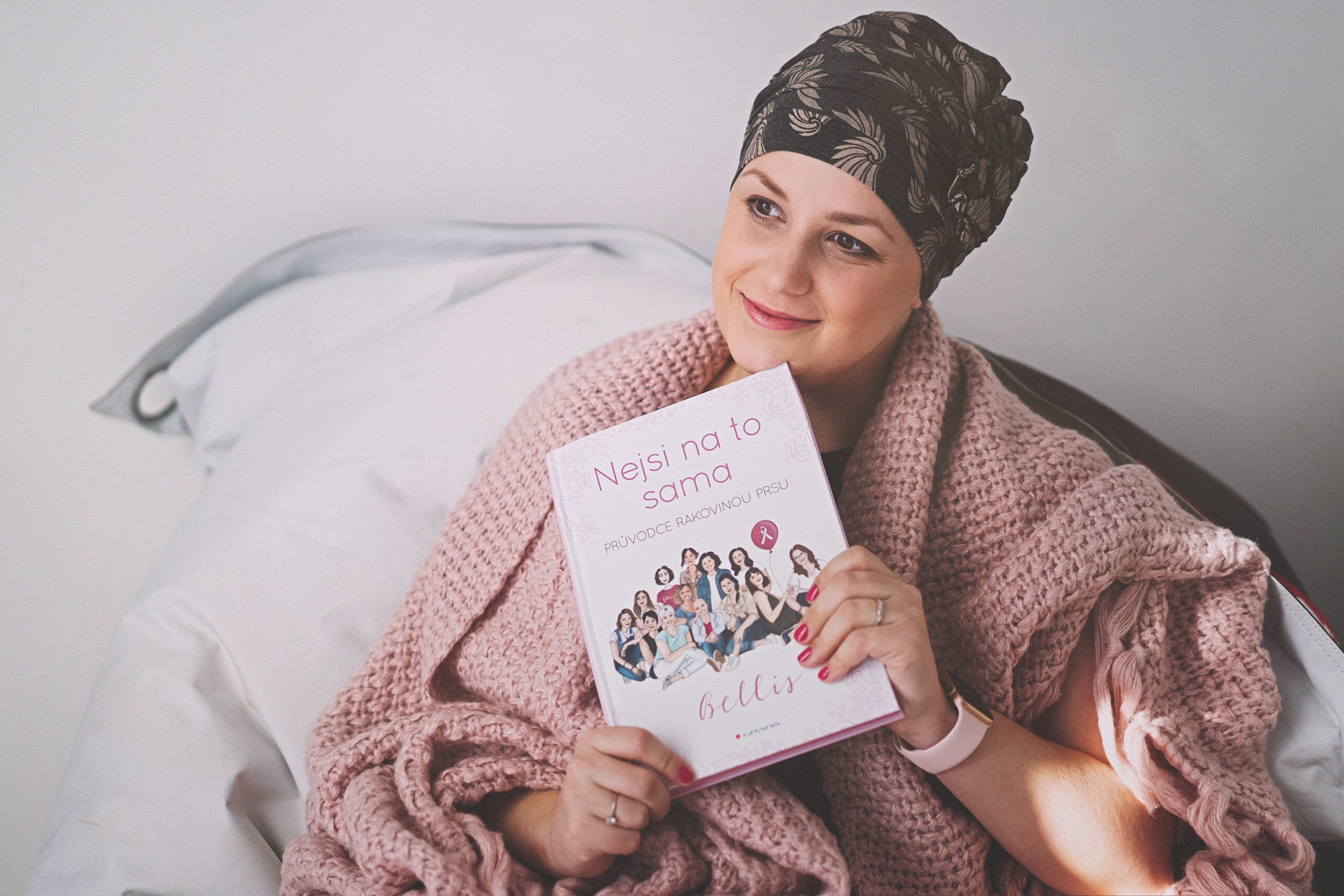 Kniha Nejsi na to sama – průvodce rakovinou prsu zdarma pro nové pacientky